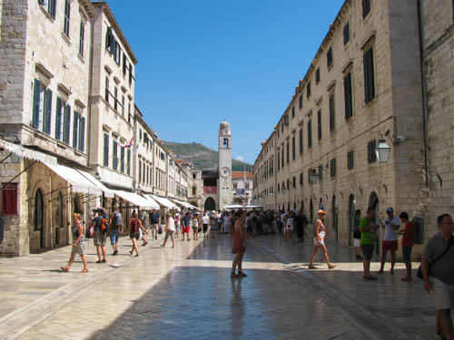Главная улица Старого города в Дубровнике - Страдун. Фото: Balkanpro.ru